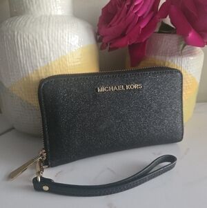 GUC Michael Kors Black Ziparound Wristlet Wallet